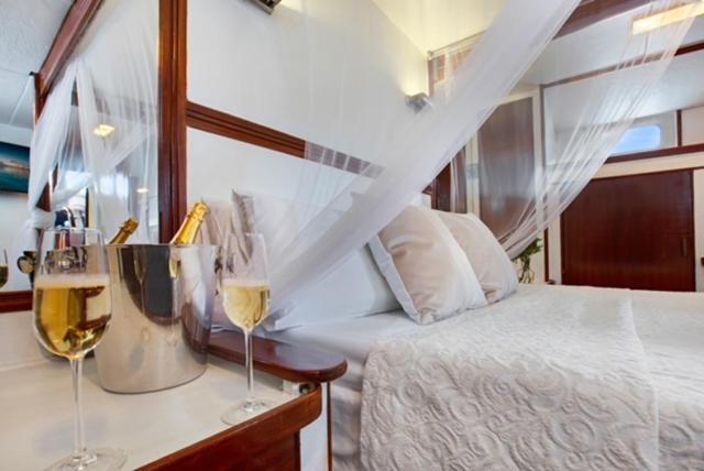 Charming Boat In Barcelona - Perfect Getaway Ξενοδοχείο Sant Adria de Besos Εξωτερικό φωτογραφία