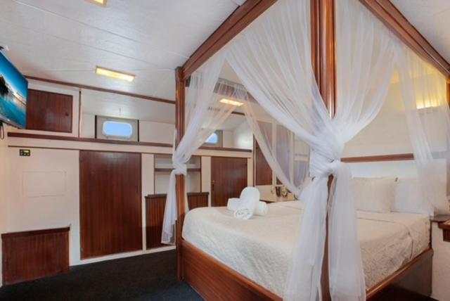 Charming Boat In Barcelona - Perfect Getaway Ξενοδοχείο Sant Adria de Besos Εξωτερικό φωτογραφία