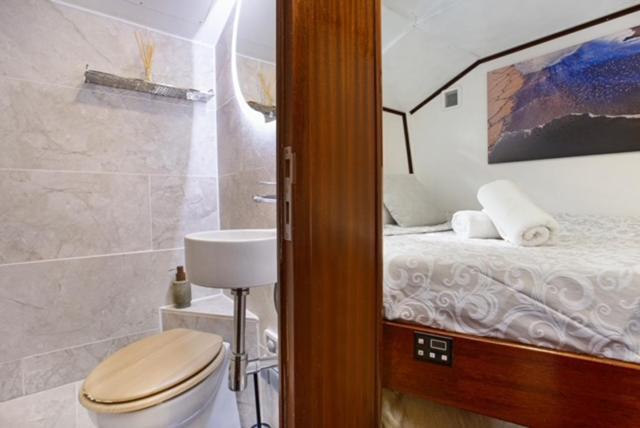 Charming Boat In Barcelona - Perfect Getaway Ξενοδοχείο Sant Adria de Besos Εξωτερικό φωτογραφία