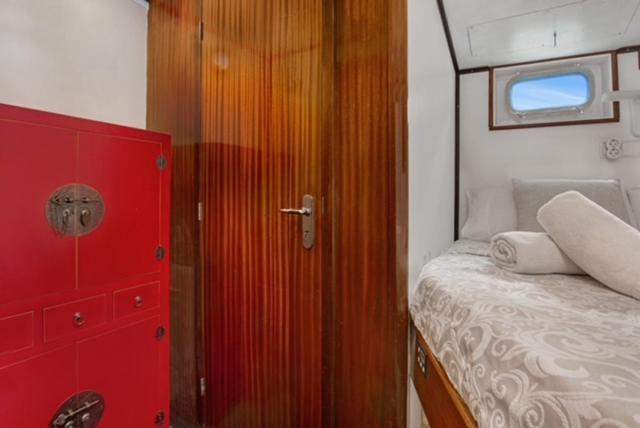 Charming Boat In Barcelona - Perfect Getaway Ξενοδοχείο Sant Adria de Besos Εξωτερικό φωτογραφία