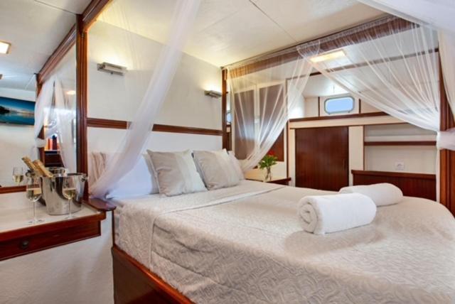 Charming Boat In Barcelona - Perfect Getaway Ξενοδοχείο Sant Adria de Besos Εξωτερικό φωτογραφία